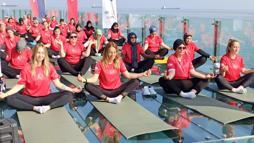 Deniz üstünde yoga