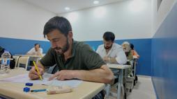 Ücretsiz eğitim merkezi kurup, öğrencileri sınavlara hazırlıyorlar