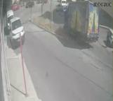 Maltepe’de freni arıza yapan kamyonet park halindeki otomobile çarparak durabildi