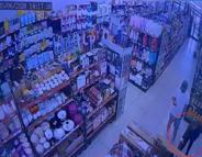 Zincir marketten televizyon çalan şüphelinin yakalandığı anlar kamerada