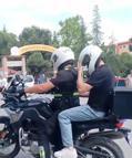 Sınava geç kalan öğrencilerin yardımına polis yetişti