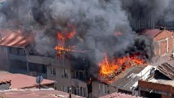 Sultangazi'de 4 katlı binanın çatısından yükselen alevler yandaki apartmana sıçradı