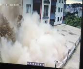 Çocuğunu saniyelerle kurtardı; istinat duvarının çökme anı kamerada