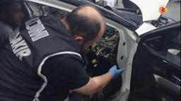 Otomobilin gizli bölmelerinde 19 silah ele geçirildi