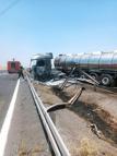 Derik’te bitkisel yağ yüklü tanker bariyerlere çarpıp yandı
