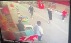 Küçükçekmece'de 8'inci kattan düşen yavru kediyi şemsiyeyle kurtardılar
