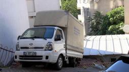 Kağıthane'de yokuştan kayan kamyonet gecekondunun çatısına düştü