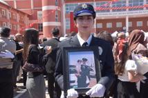 Deprem şehidi babasının izinden giden Şehriban, polis oldu