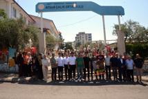 Kahramanmaraş'taki saldırıda hayatını kaybedenlerin aileleri, okul önünde bir araya geldi