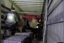 TIR dorselerinden 27 kaçak göçmen çıktı, 2 organizatör tutuklandı