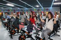 Şalvarlarla pedal çevirip, yöresel müzikler eşliğinde kilo veriyorlar