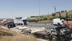 Büyükçekmece'de 4 aracın karıştığı zincirleme kaza / Havadan görüntüyle