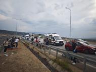 Lastiği patlayan otomobil, yolcu otobüsüne çarptı: 9 yaralı