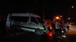 Bursa'da servis minibüsü refüjde sinyalizasyon direğine çarptı: 1 yaralı