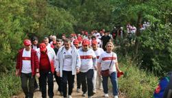 Bakan Tekin Sakarya’da öğretmenlerle ormanda yürüyüşe katıldı
