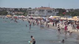 Silivri'de sıcak havadan bunalanlar plajlara akın etti