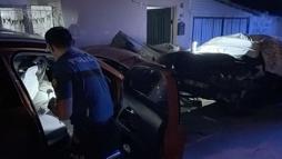 Otomobiliyle, park halindeki otomobile ve motosiklete çarptı; kaza anı kamerada