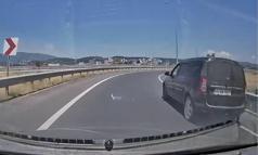 Yolu şaşıran sürücü ters şeritten geri geldi o anlar araç içi kamerasına yansıdı