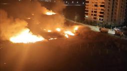 Nusaybin’de sınırdaki mayınlı araziye ulaşan anız yangını 3 saatte söndürüldü