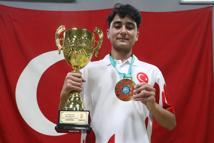 Ağabeyinin teşvikiyle başladığı kick boksta dünya şampiyonu oldu