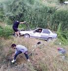 Dere yatağına devrilen otomobildeki 2 kişi yaralandı