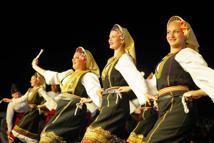 Ayvalık'ta kültürleri buluşturan uluslararası halk oyunları festivali
