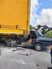 Otomobil, park halindeki TIR'a çarptı; sürücü ile eşi öldü