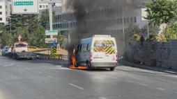 Üsküdar'da seyir halindeki servis minibüsü alev alev yandı