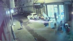 Fatih’te 4 katlı binadan beton parçalarının düştüğü anlar kamerada