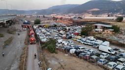 İzmir'de yediemin otoparkında yangın: 50 motosiklet ve 12 araç yandı