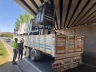 Nevşehir’de iş makinesi yüklü TIR, köprüde sıkıştı