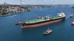 Karadeniz'de dron saldırısına uğrayan 'JAMES II' isimli gemi İstanbul Boğazı'ndan geçti / Havadan görüntüyle