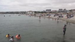 Silivri'de hafta sonu plaj yoğunluğu; rüzgara rağmen denize girdiler