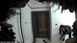 Başakşehir’de apartmandaki ayakkabı hırsızlığı kamerada