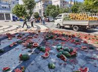 Satışına izin verilmediğini öne sürdüğü karpuzları belediye önünde parçaladı