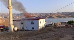 Hasankeyf'te caminin çatısında çıkan yangın söndürüldü