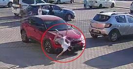 Bursa'da koşarak yola çıkan çocuğa otomobilin çarptığı kaza kamerada