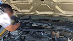 Taksinin motor bölümünde uyuşturucu ele geçirildi