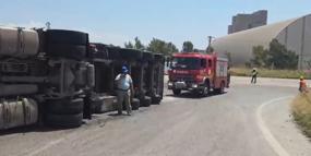 Devrilen TIR'ın şoförü yaralandı