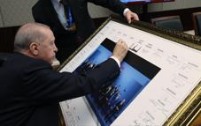 Cumhurbaşkanı Erdoğan, NATO Zirvesi'ne katılan liderlerin imzaladığı tabloya imzasını attı