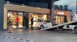 Bağcılar’da akaryakıt istasyonundaki otomobil markete daldı; müşteri yaralandı