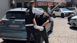 İzmir’de oto galeriyi kurşunlayan 2 şüpheli tutuklandı