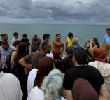 Denizde kaybolduğu sanılırken, su yüzeyinde sırtüstü dinlenirken bulundu