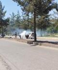 Seyir halindeki hafif ticari araçta yangın; o anlar kamerada