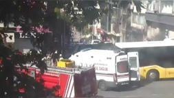 Fatih'te İETT otobüsü ambulansa çarptı -1