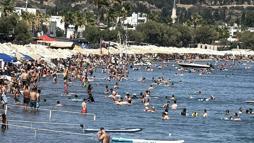 Bodrum’da sıcak havada turistlerin deniz keyfi