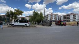 Minibüs ile otomobil çarpıştı; 8 yaralı