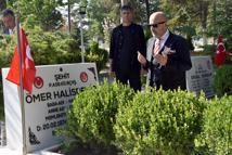 Dönemin Özel Kuvvetler Komutanı emekli Korgeneral Aksakallı, Ömer Halisdemir’in mezarını ziyaret etti