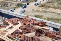 Bursa'da çatıda devrilen kiremitlerin altında kalan 2 işçi yaralandı