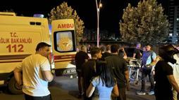 Bisikletiyle yolun karşısına geçerken taksinin çarptığı kadın yaralandı